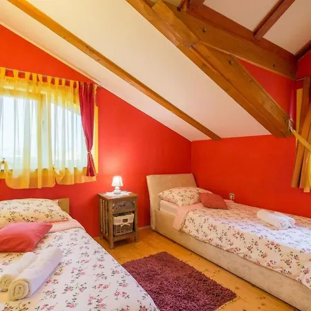 House Toni For 8 Persons