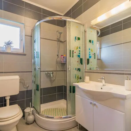 House Toni For 8 Persons