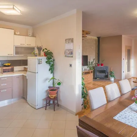 House Toni For 8 Persons بيت للعطل